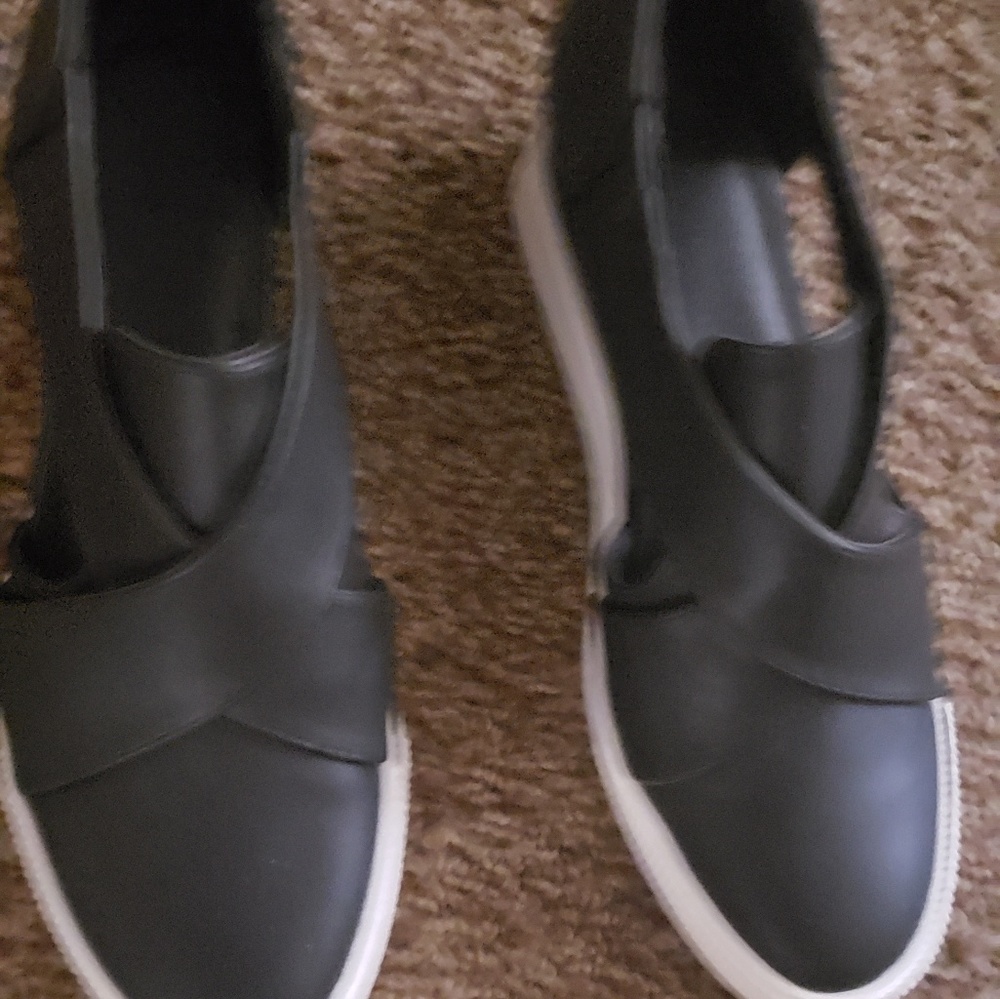 Black wedges